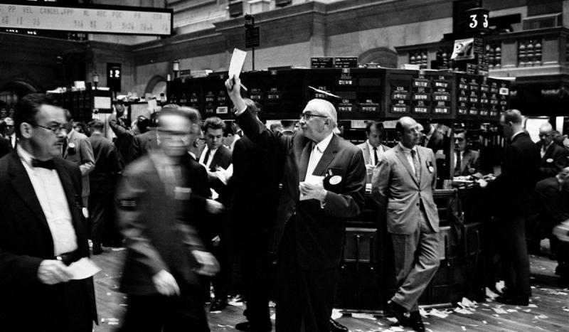 The stock market crashed on what came to be known as "Black Monday."  Stocks dropped a record 508 po