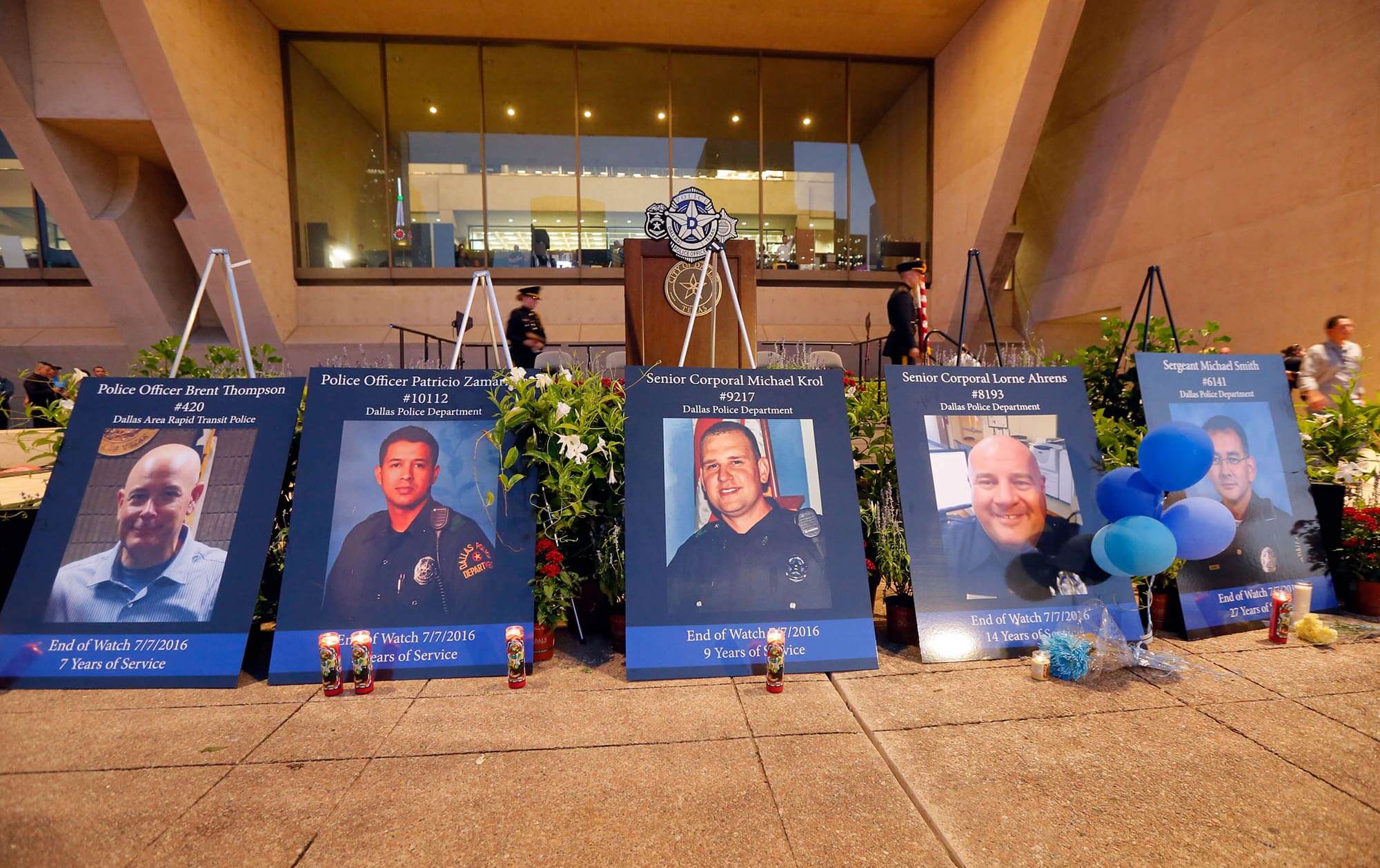 Image of memorial to the five dead police officers in Dallas