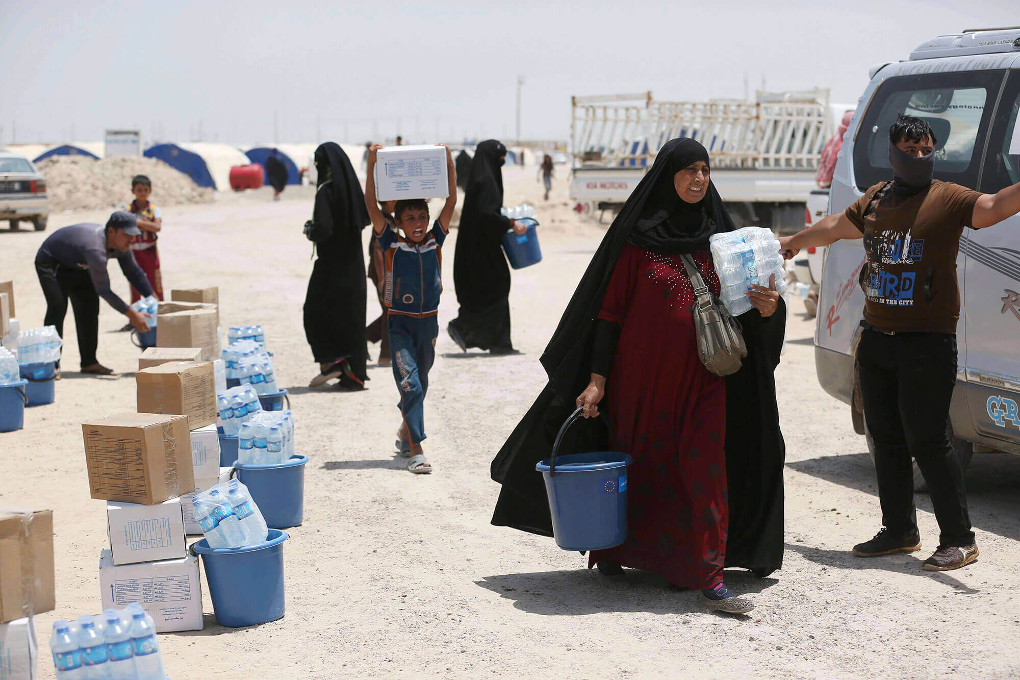 Civilians of Fallujah receiving water and food.