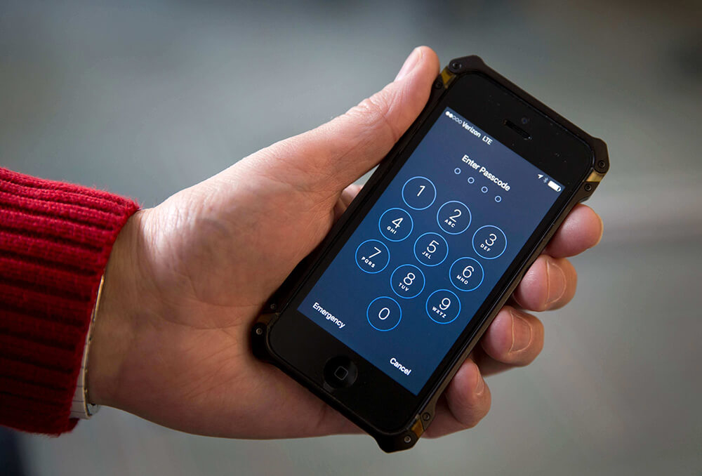 locked iphone may hold clues in San Bernadino terror case