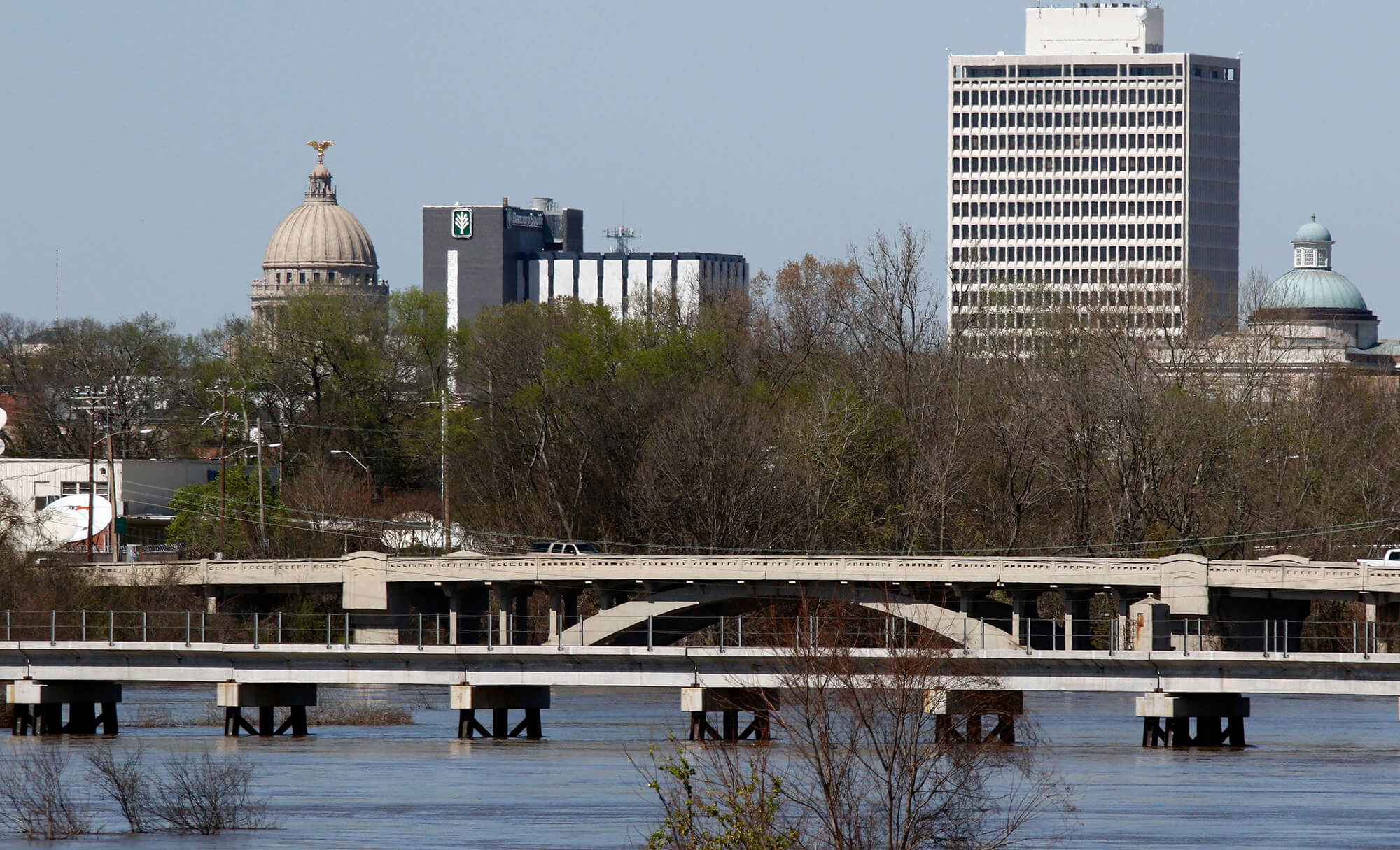 picture of the rising pearl river in Jackson, Mississippi.