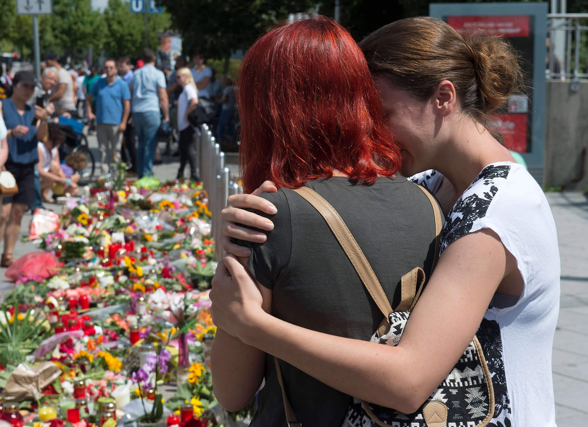 Image of people mourning for the mall shooting in Munich, Germany