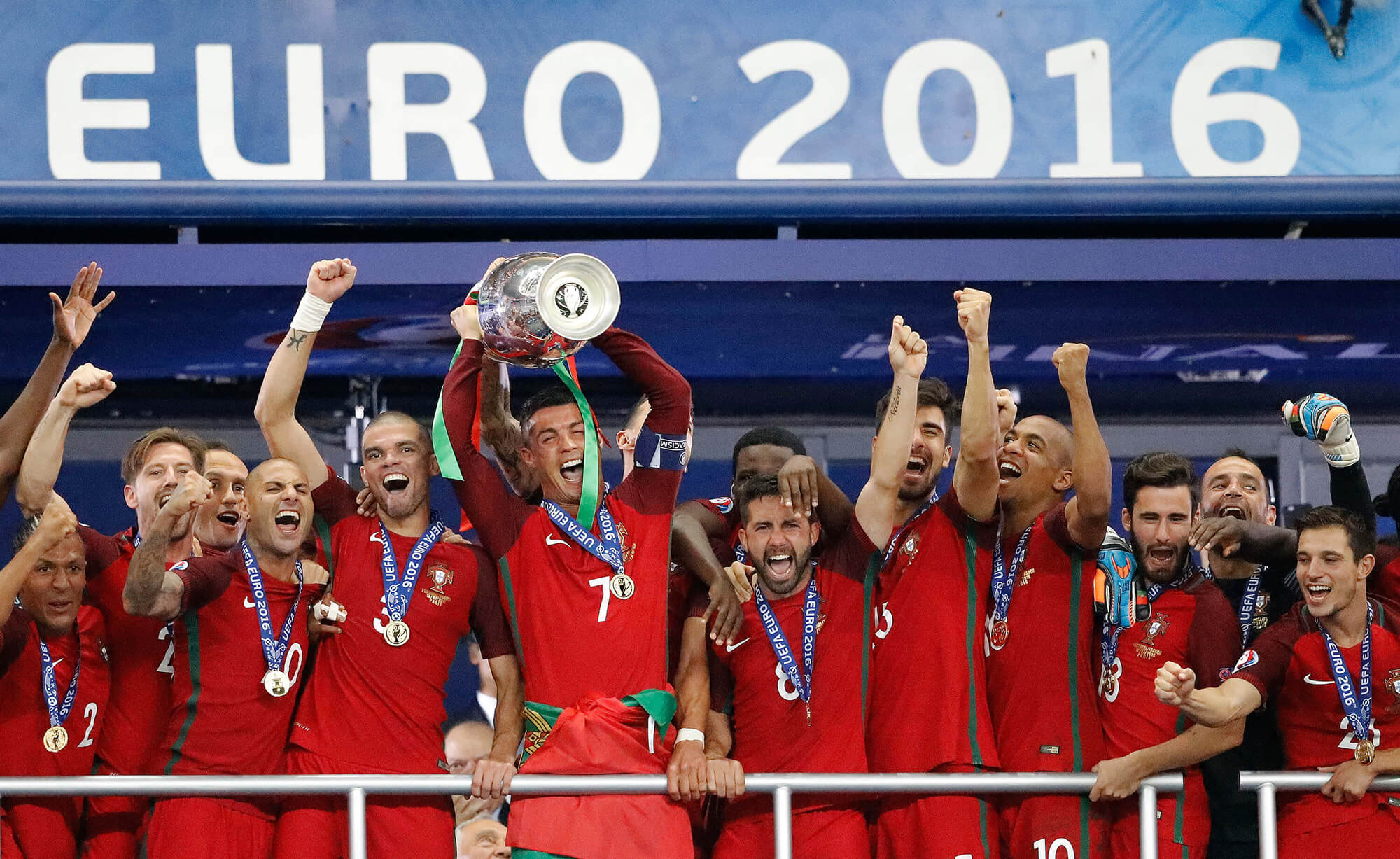 Image of the Portugal soccer team with trophy