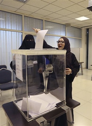 picture of Saudi women voting for the first time