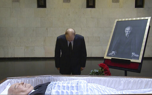 Putin pays respects to Gorbachev's body