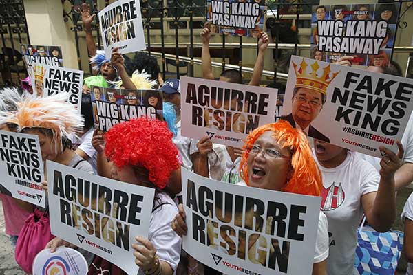 Protesters in support of Senator Hontiveros
