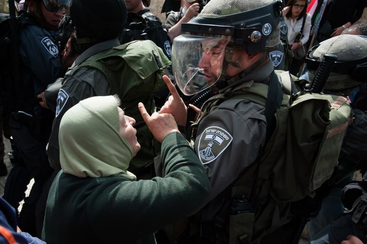 Palestinian woman confronts Israeli soldier
