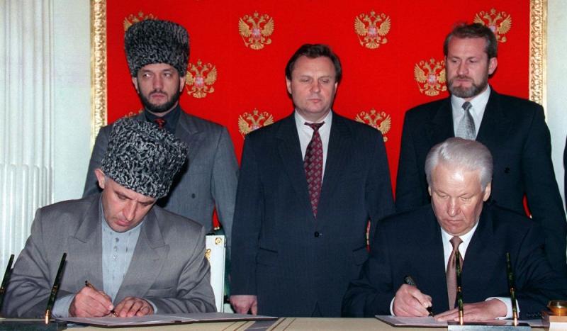 After a year and a half of bloodshed, Russian President Boris Yeltsin met with the leader of the Che