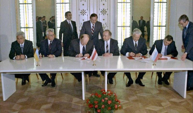 President Mikhail Gorbachev resigned following the disintegration of the Soviet Union.