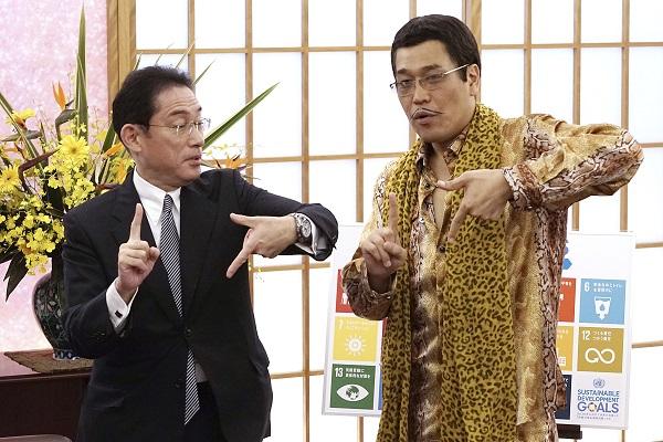 Japanese foreign minister poses with comedian Pikotaro