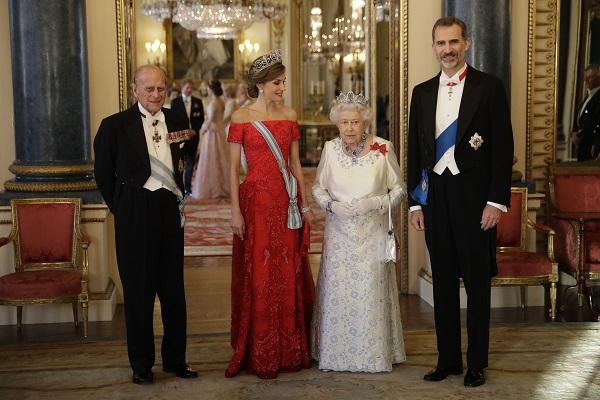 The royalty of England and Spain pose at Buckingham.
