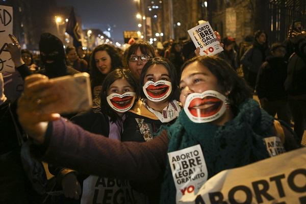 Chilean women march in favor of legal abortion