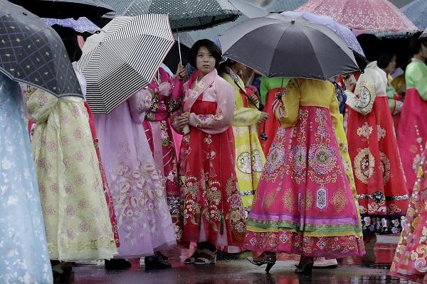 Korean students wait in the rain